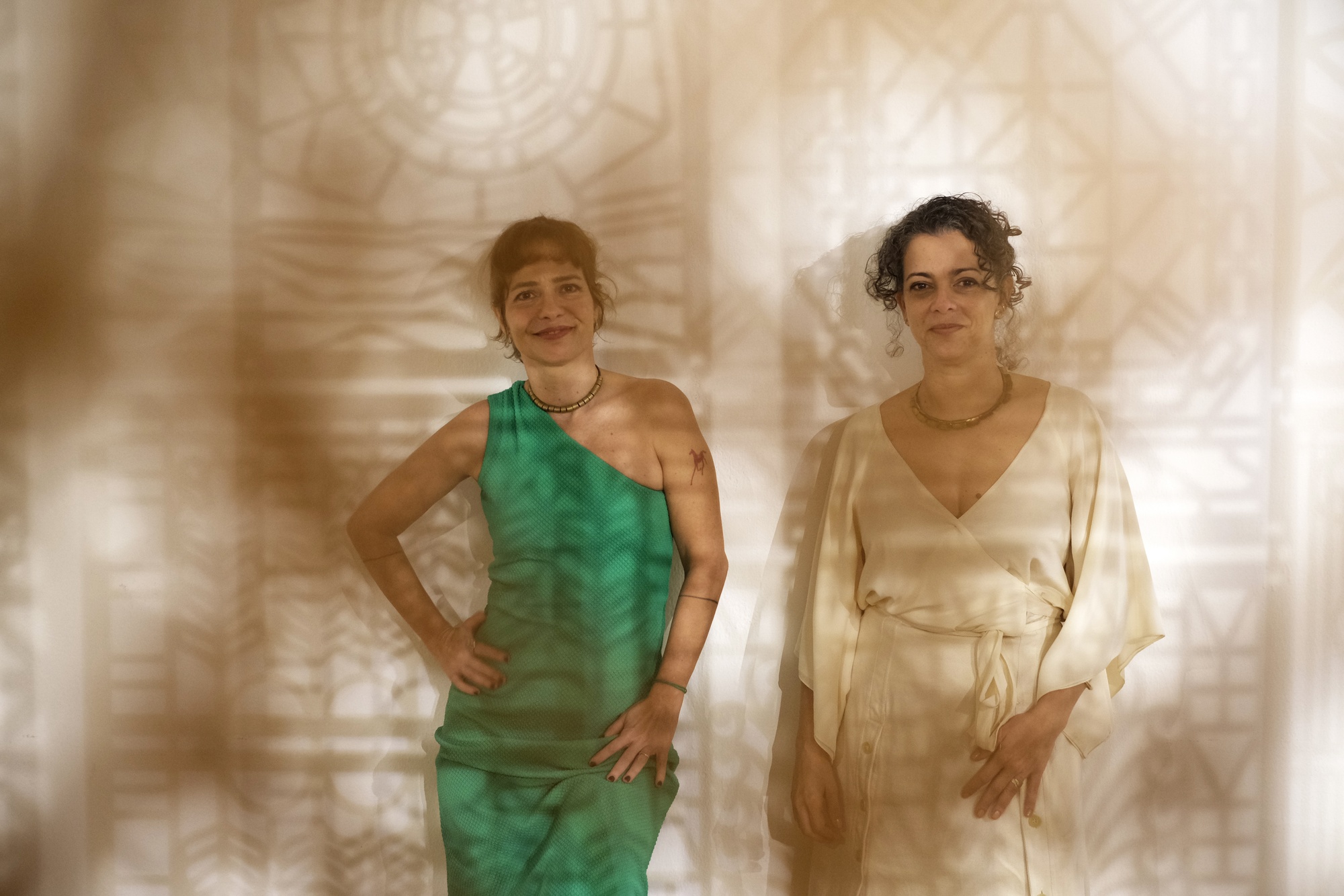 Maria Eduarda Belém e Sofia Lobo diante dos painéis da exposição Recife Anda Luz
