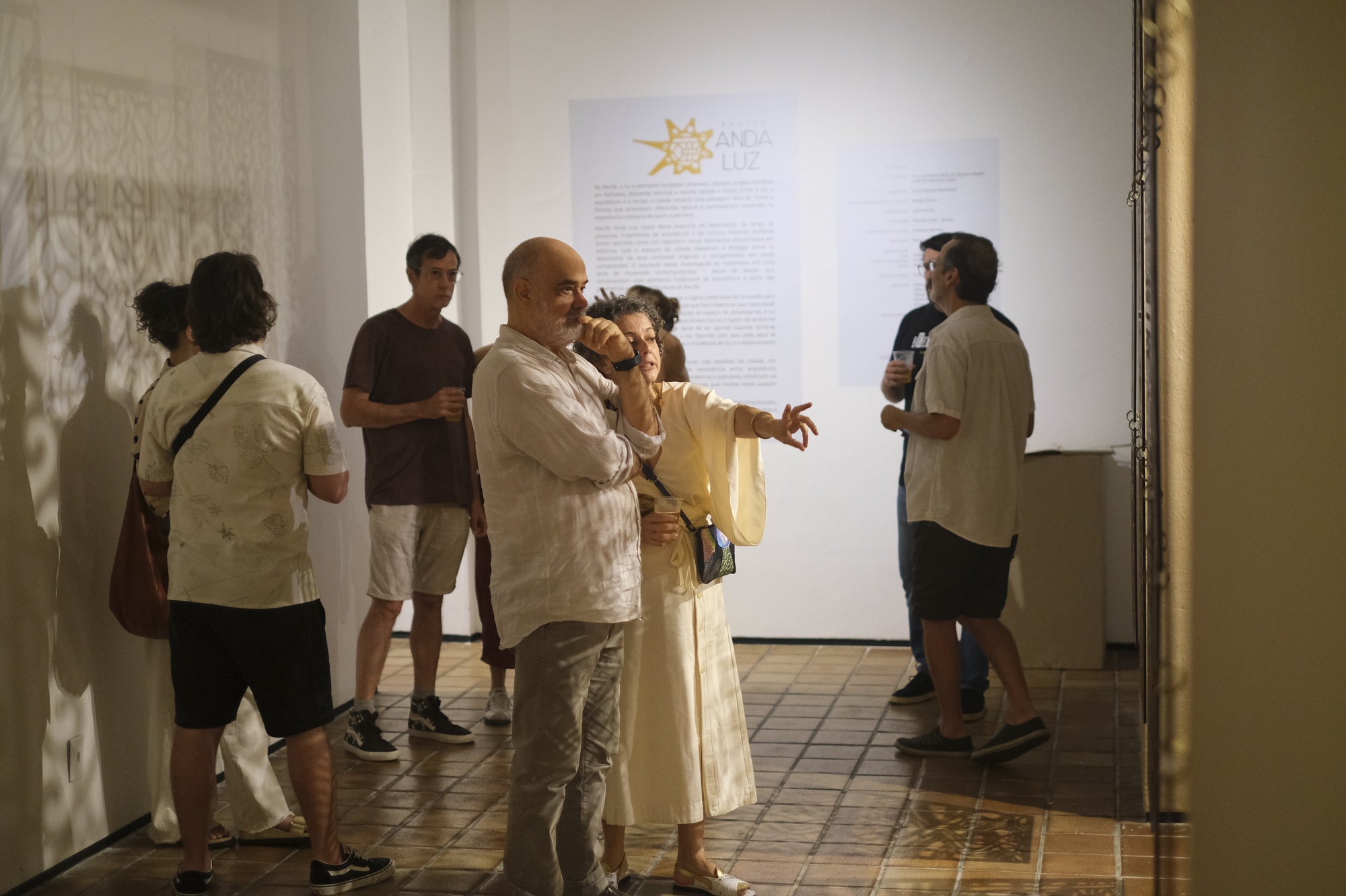 Público durante a abertura da exposição Recife Anda Luz