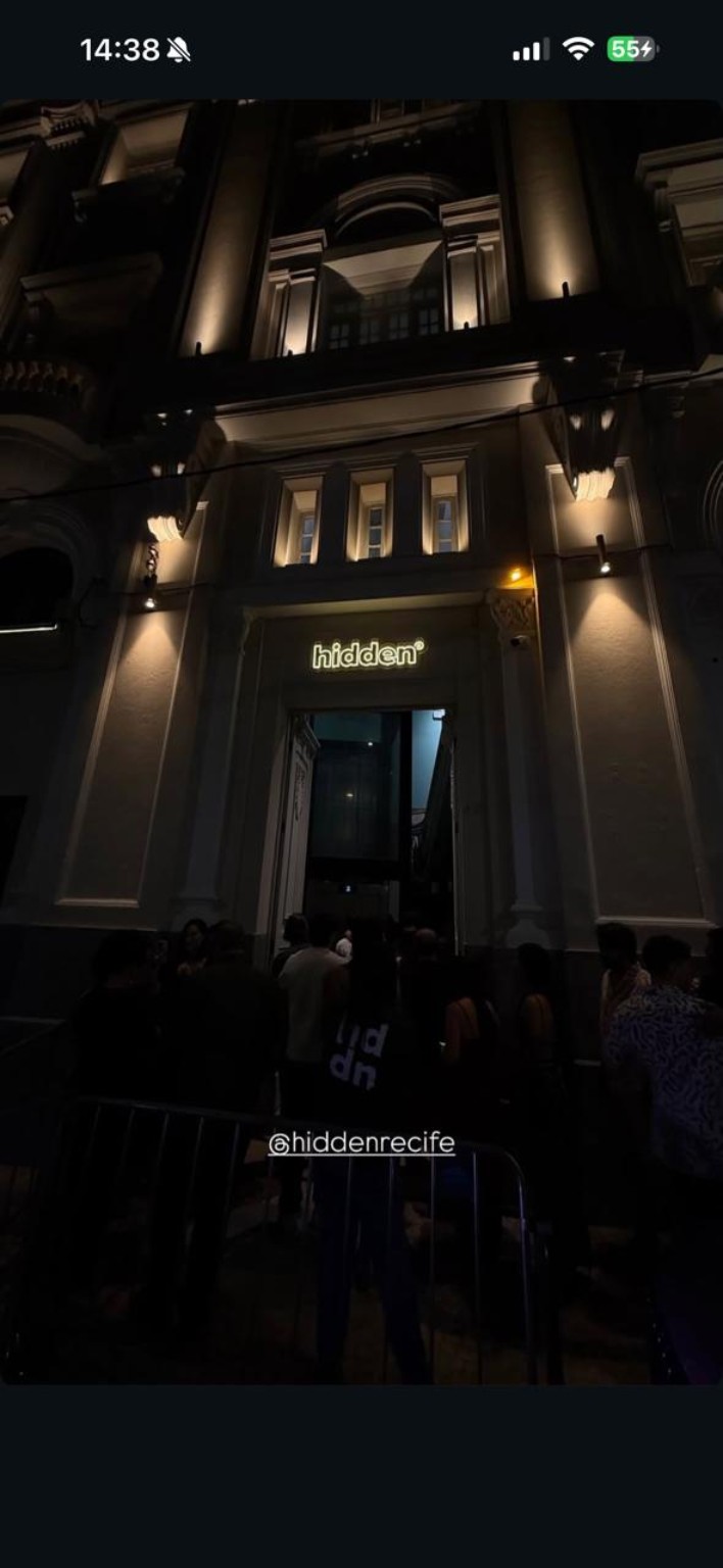 Fachada do casarão onde funciona o Hidden Recife